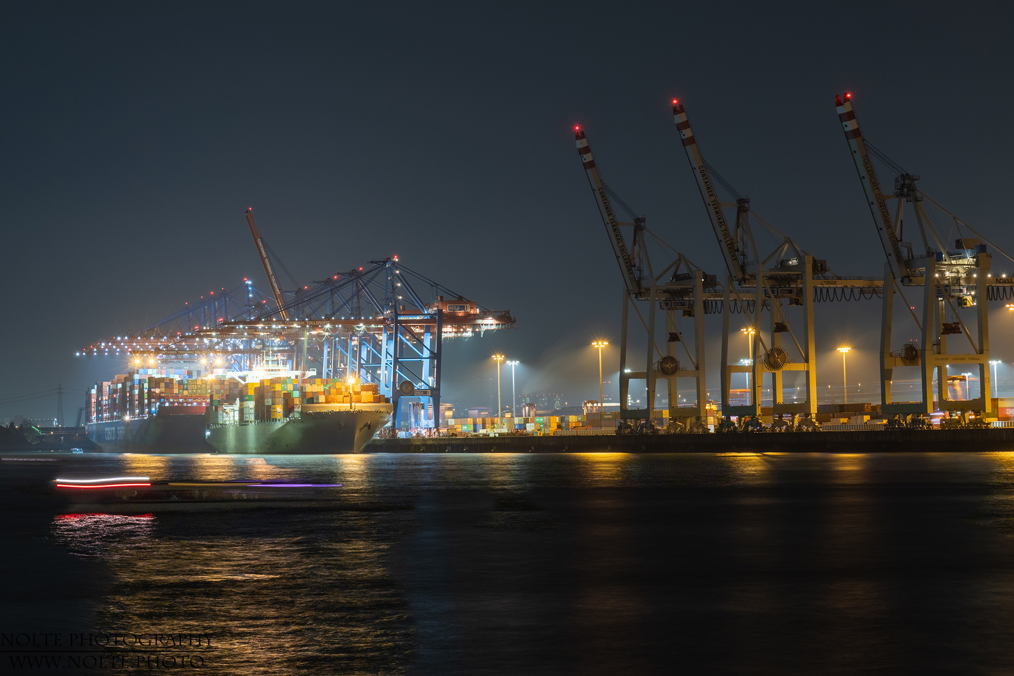 Geschäftiges Treiben im Hamburger Hafen